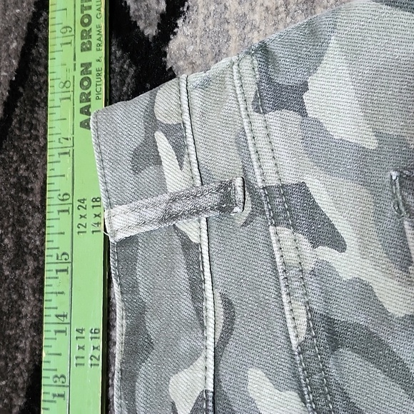 MAURICES HIGH-RISE CAMO RAW-EDGE DENIM JEAN SHORTS - Picture 6 of 11